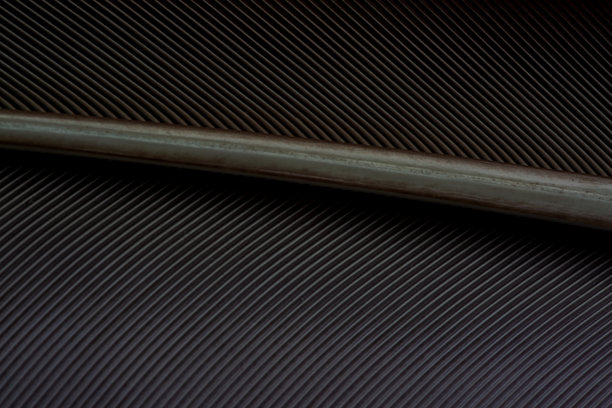 黑色羽毛特写，黑色羽鸽特写照片。纹理或背景，鸟羽的碎片，特写。调色。图片下载