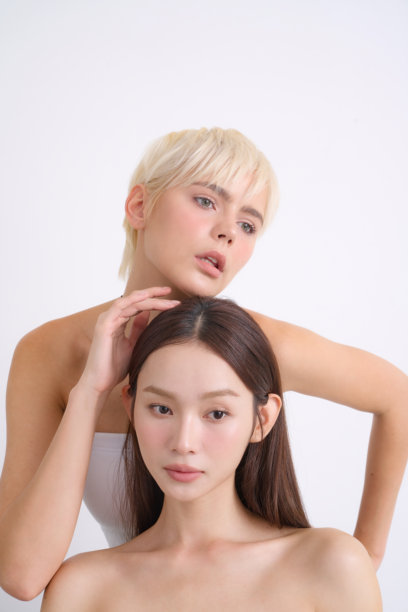 亚洲和白人女性的跨国护肤图片图片下载