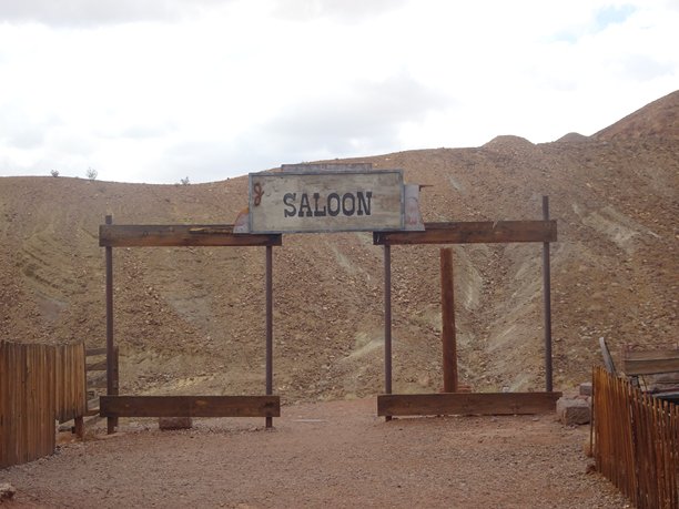 复古木质自拍照片，背景是山脉和土地，酒吧。图片下载