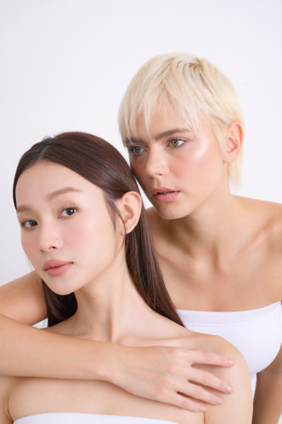亚洲和白人女性的跨国护肤图片图片下载