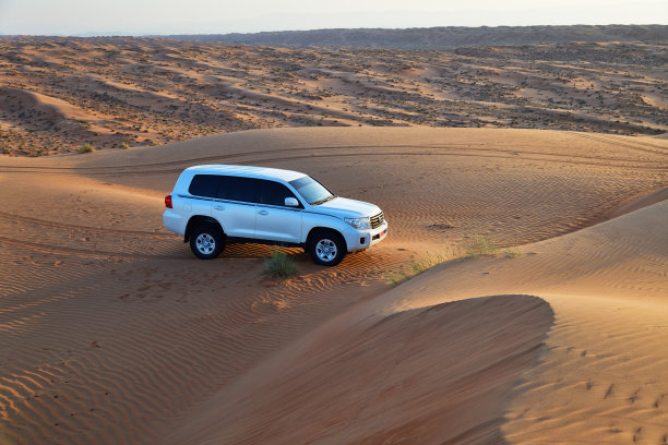 沙丘驱车。瓦希巴沙漠。阿曼苏丹国。越野车图片下载