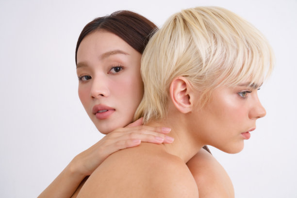 亚洲和白人女性的跨国护肤图片图片下载