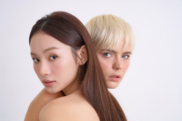 亚洲和白人女性的跨国护肤图片图片下载