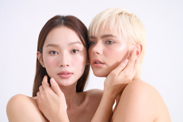 亚洲和白人女性的跨国护肤图片图片下载