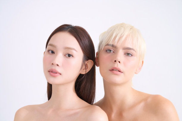 亚洲和白人女性的跨国护肤图片图片下载