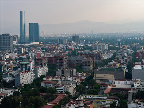 下午的无人机照片，展示了墨西哥城高档社区科洛尼亚·德尔·巴耶。图片下载