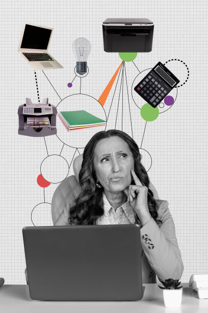 垂直照片拼贴，专注的老年女性在网上用MacBook订购办公用品、扫描仪、计算器和灯泡，背景为涂漆的墙面。图片下载