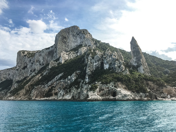 美丽的岩石形成与撒丁岛意大利卡拉·戈洛里采附近的碧绿色海水相结合的照片。图片下载