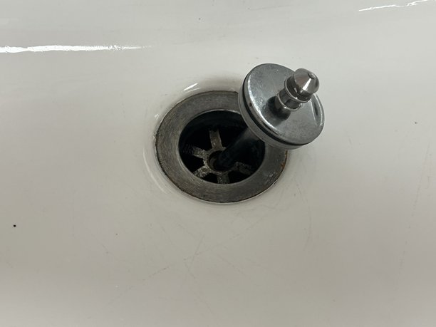 白色陶瓷水槽，带不可拆卸的水塞，特写照片图片下载