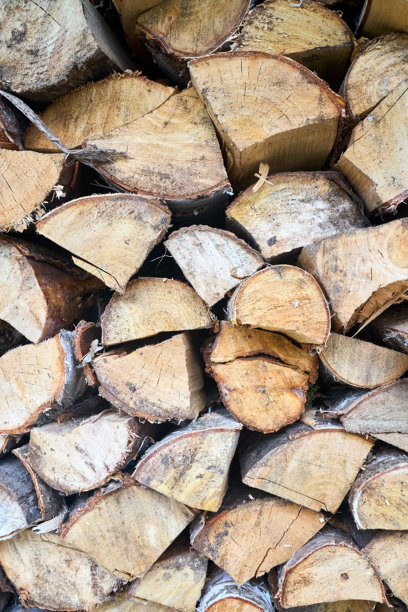 一堆白桦树的柴火和手动劈木块。为冬季准备的劈柴。大量的柴火 - 采伐木材以供暖。横向照片。劈柴的背景和纹理。图片下载