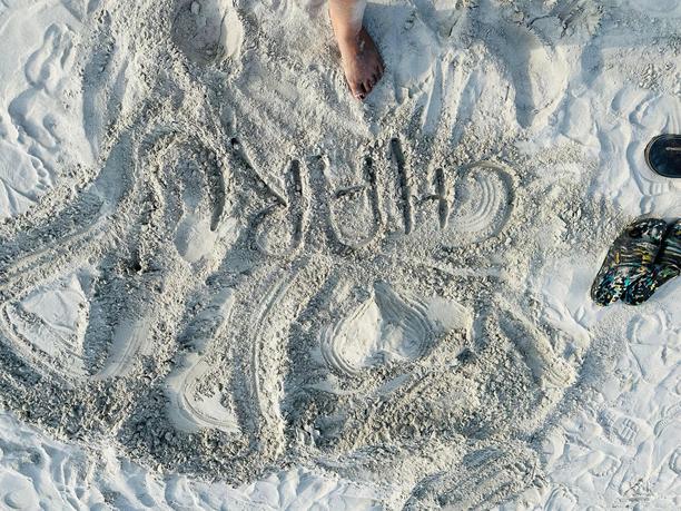 沙滩上写的心形字母 - 高清库存照片图片下载