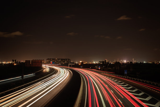 长时间曝光的汽车光轨照片图片下载