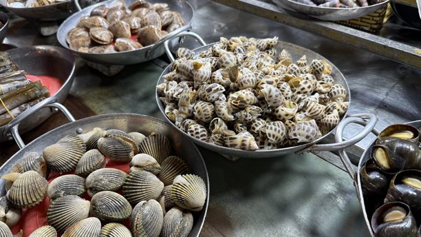 夜市美食，冰上的海鲜龙虾、贻贝、贝壳和各种烧烤串，垂直照片，亚洲，泰国，越南图片下载