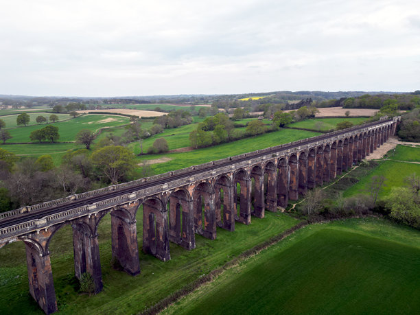 奥斯谷高架桥，萨塞克斯，英国 - 伦敦至布莱顿火车线路的高架桥航拍照片图片下载