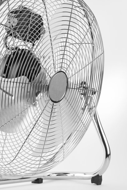 户外电风扇，带金属安全网，白色背景上的照片图片下载