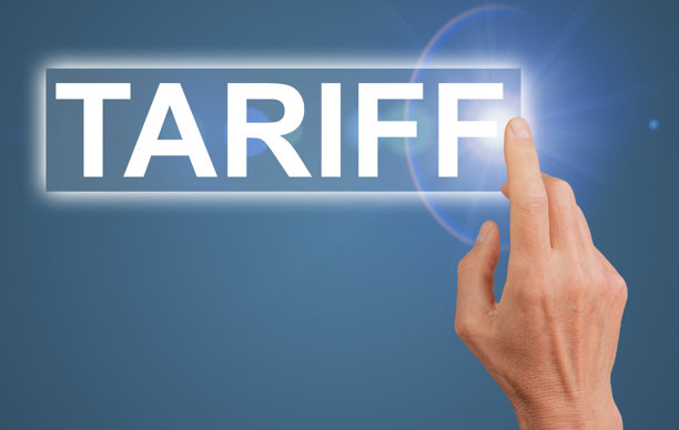 关税和定价选项。手指点击屏幕进行选择，代表决策。图片下载