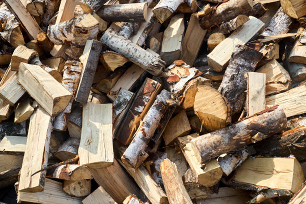 一堆桦木柴和手动劈木块。为冬季准备的劈柴。大量的木柴 - 收集木材以供暖。横向照片。劈柴的背景和纹理。图片下载
