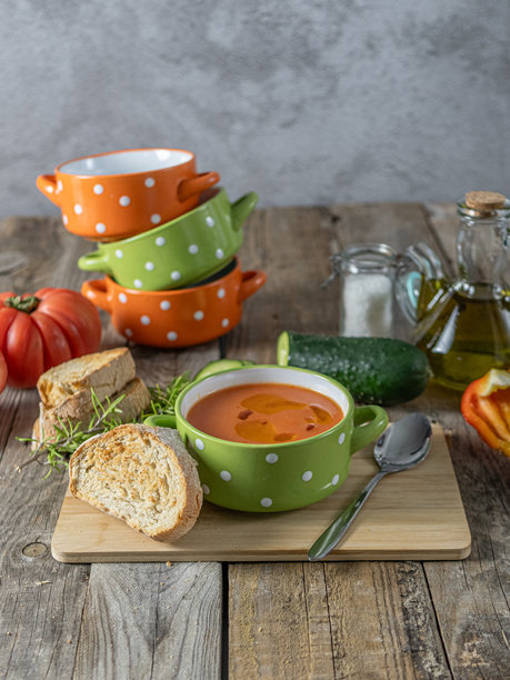 一张垂直照片，展示了一碗有趣的冷汤，周围摆放着制作所需的食材，背景是木桌。图片下载