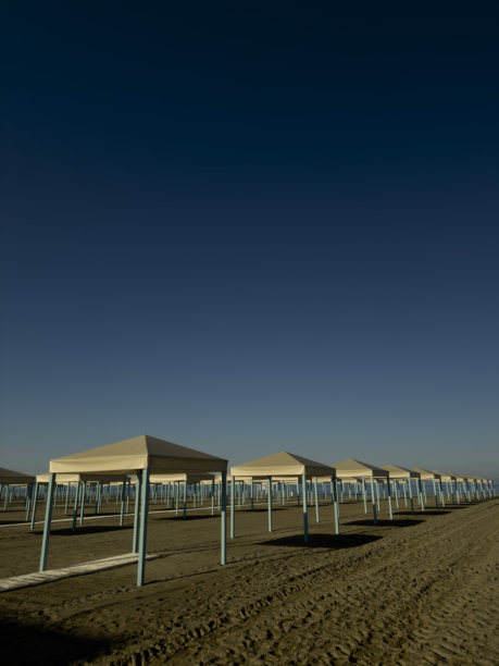 在晴朗的天空下，安静的海滩上等待夏天的照片图片下载