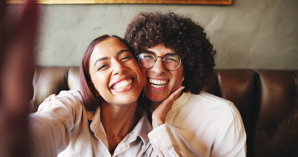 情侣在咖啡店一起享受亲密时光，拍摄POV和自拍，记录爱情、回忆或浪漫。适合约会、个人资料照片或社交媒体发布，展现快乐的男女坐在咖啡馆或餐厅的包厢中。图片下载