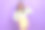 穿着绿色卫衣、戴着粉色眼镜的可爱兴奋女孩在紫色背景前做出V字手势的照片图片下载