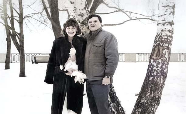 1993年的复古照片，描绘了一对新郎新娘在雪-covered河岸上的肖像。图片下载