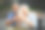 男性护理人员与坐在轮椅上的老年女性一起查看照片。图片下载