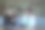 两个退休老人坐在沙发上研究一台复古相机。他们准备拍几张照片。图片下载