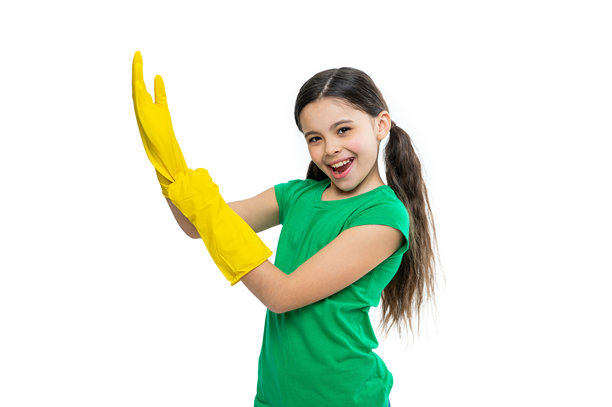 积极的女孩在背景中打扫卫生。女孩清洁工做家务的照片。图片下载