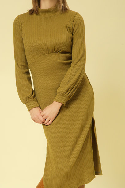 一系列女模特穿着针织绿色中长裙的工作室照片，秋冬时尚系列图片下载