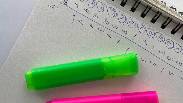 明亮的霓虹荧光笔和方格笔记本营造出一个生动而有序的工作空间。非常适合返校、学习、办公室或创意项目。这张图片非常适合教育、生产力和文具主题的设计。图片下载