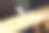 户外工作的木匠使用曲线锯。特写照片显示男子正在用曲线锯切割木块。文本留白空间。图片下载