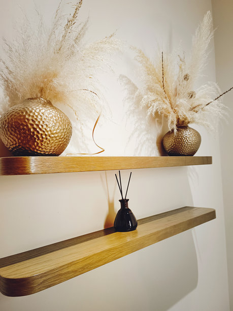 室内装饰用的装饰性干花和草药盆栽。竖版照片。图片下载