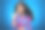 青少年女孩在蓝色背景下吃巧克力冰淇淋的肖像照片图片下载