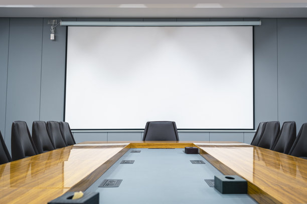 商务会议室，配有大型投影屏幕、座椅、办公桌和投影幕布图片下载