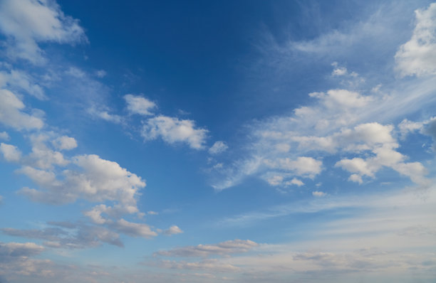 阳光下的云朵像雕塑般的形状——这张照片传达了轻盈建筑的美学。可用于设计主题、创意概念以及轻盈的视觉隐喻。图片下载