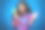 青少年女孩在蓝色背景下吃芒果冰淇淋的肖像照片图片下载