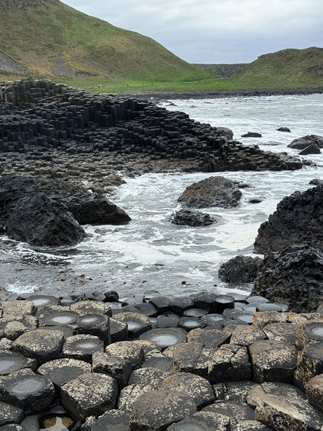 巨人之路，位于北爱尔兰安trim海岸，是联合国教科文组织世界遗产，拥有40,000根相互交错的玄武岩柱，形成于火山活动。其六边形石柱和海岸美景令人惊叹，非常适合自然类库存图片。图片下载