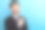 年轻男士穿着黑色时尚礼服，手指指向镜头，展现新颖保险的市场公司首席执行官照片，背景为蓝色。图片下载