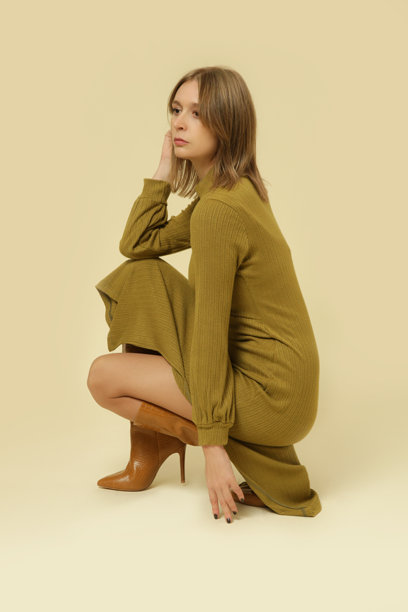 一系列女模特穿着针织绿色中长裙的工作室照片，秋冬时尚系列图片下载
