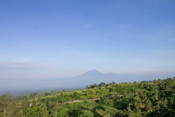 田园诗般的乡村山地风景照片，风景如画的山丘和郁郁葱葱的绿意图片下载