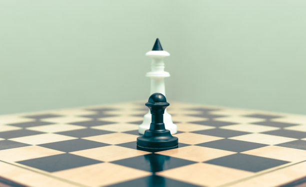 棋子国王站在棋盘上的兵后面。战斗与搏斗的概念，团队合作与商业成功。逻辑棋类游戏。照片以老电影风格上色。图片下载