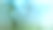 玻璃上的水滴。滴落的雨滴纹理背景。雾气弥漫的窗户特写，水滴顺着窗户流下。空气湿度增加。雨天。蓝绿色调。高质量照片。图片下载