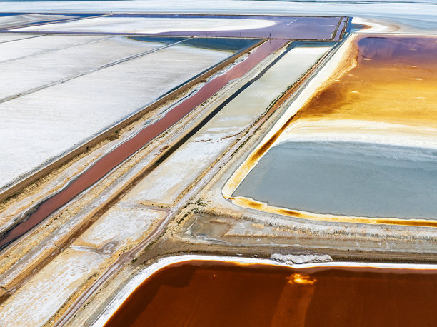 抽象摄影，广告牌背景。干旱和全球气候主题的照片。色彩的魔幻之美。地球的图案和色彩。湖泊和溪流的色彩与图案。图片下载