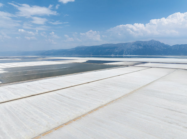 抽象摄影，广告牌背景。干旱和全球气候主题的照片。色彩的神奇美感。地球的图案和色彩。湖泊和溪流的色彩与图案。图片下载