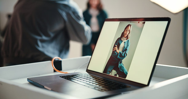 笔记本电脑屏幕，摄影和编辑在工作室中用于创意、数字艺术或杂志项目。技术、拍摄和模特在电脑上的图片用于目录、博客或网站发布。图片下载