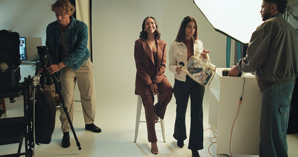 摄影，模特在摄影棚中的肖像和微笑，适合拍摄、照片拍摄或策划。幕后，创意团队或媒体与化妆师和摄影师在片场准备。图片下载