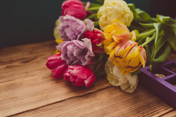 特写照片：一束郁金香和一盒甜点，留有文本空白。妇女节，母亲节图片下载