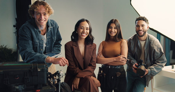 摄影，肖像和微笑，人与人一起在后台进行拍摄、照片拍摄或制作。合作，创意或媒体，快乐的化妆师、模特和摄影师在工作室中。图片下载