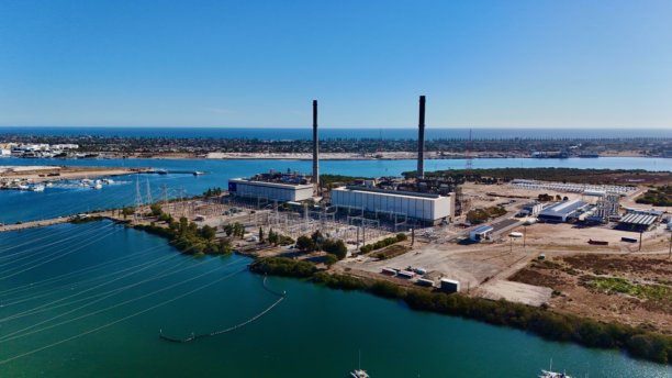 南澳大利亚北阿德莱德的花园岛 – 航拍照片展示了红树林湿地、双烟囱、电力变电站、附近水域以及包括港河和圣文森特湾在内的海岸景观图片下载